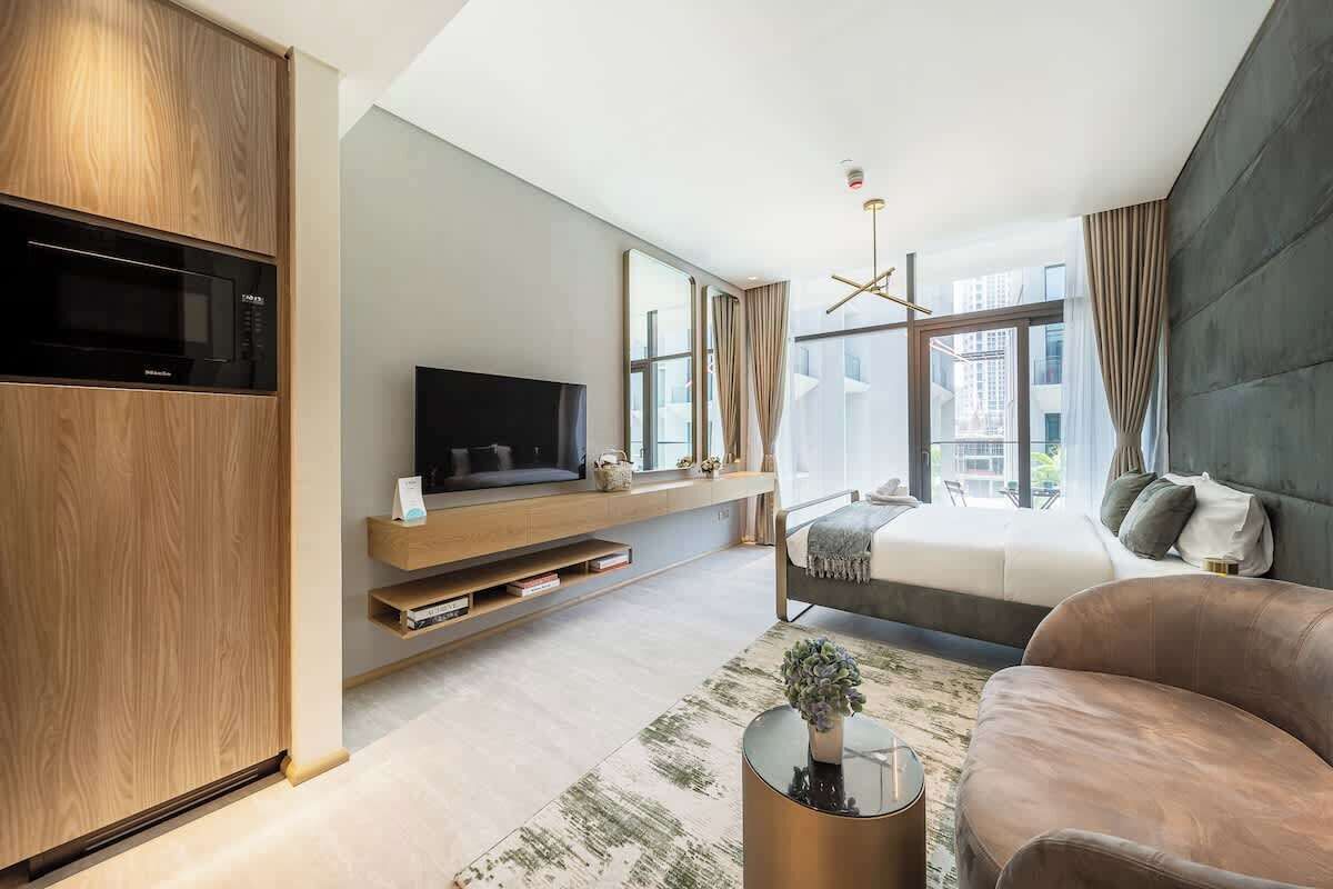 Iron/ironing board, travel crib, WiFi, bed sheets