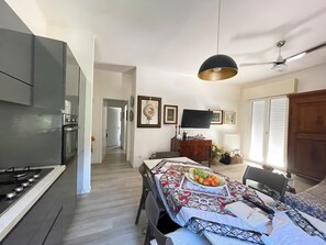 Fridge, oven, stovetop, dishwasher