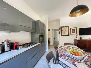 Kühlschrank, Ofen, Herdplatte, Geschirrspüler