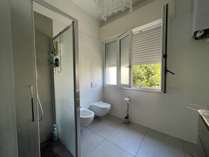 Dusche, Bidet, Handtücher