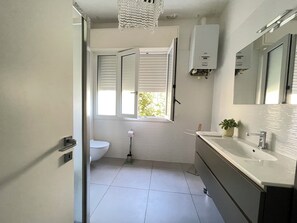 Douche, bidet, serviettes fournies