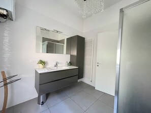 Bathroom - Casa Veneto - Two Bedroom Apartment, Sleeps 5 (Rimini)