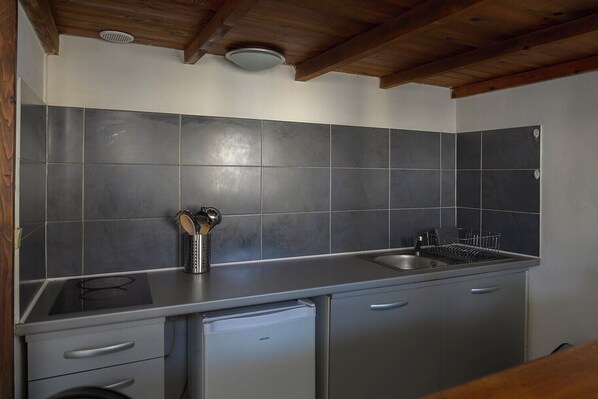 Kühlschrank, Mikrowelle, Ofen, Wasserkocher mit Kaffee-/Teezubehör