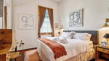 5 bedrooms, desk, iron/ironing board, travel crib