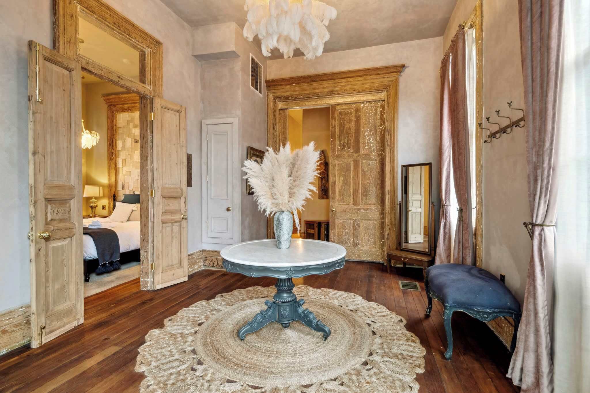 6 bedrooms, desk, iron/ironing board, travel crib