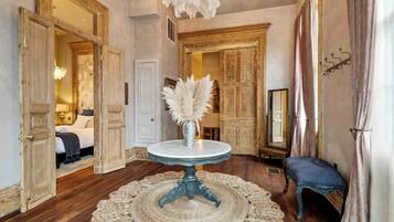 6 habitaciones, escritorio y tabla de planchar con plancha