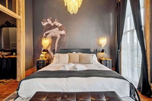 6 bedrooms, desk, iron/ironing board, travel crib