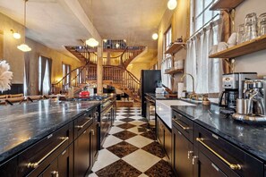 Een koelkast, een magnetron, een oven, een kookplaat