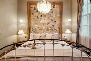 6 slaapkamers, een bureau, een strijkplank/strijkijzer, reisbedje