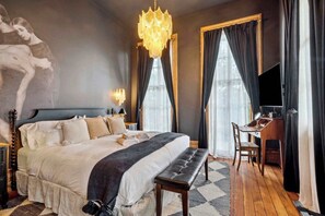 5 habitaciones, escritorio y tabla de planchar con plancha 