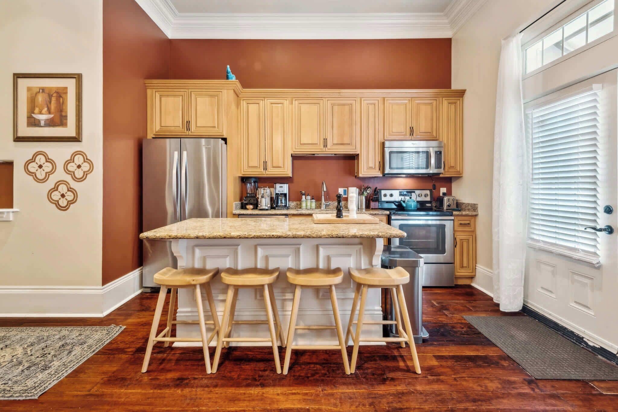 Køleskab, mikrobølgeovn, ovn, kogeplade