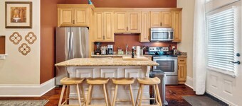 Charming Condo w Patio off Magazine St 2br|1ba