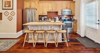 Charming Condo w Patio off Magazine St 2br|1ba