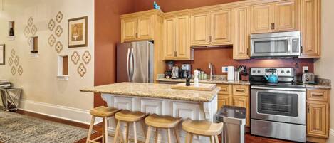 Réfrigérateur, four à micro-ondes, un four, surface de cuisson