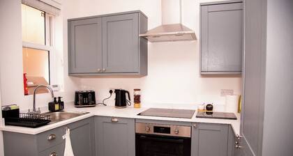 Smart Stay BnB | Next to Farnborough Airport | Sleeps 6 | Parking | Garden