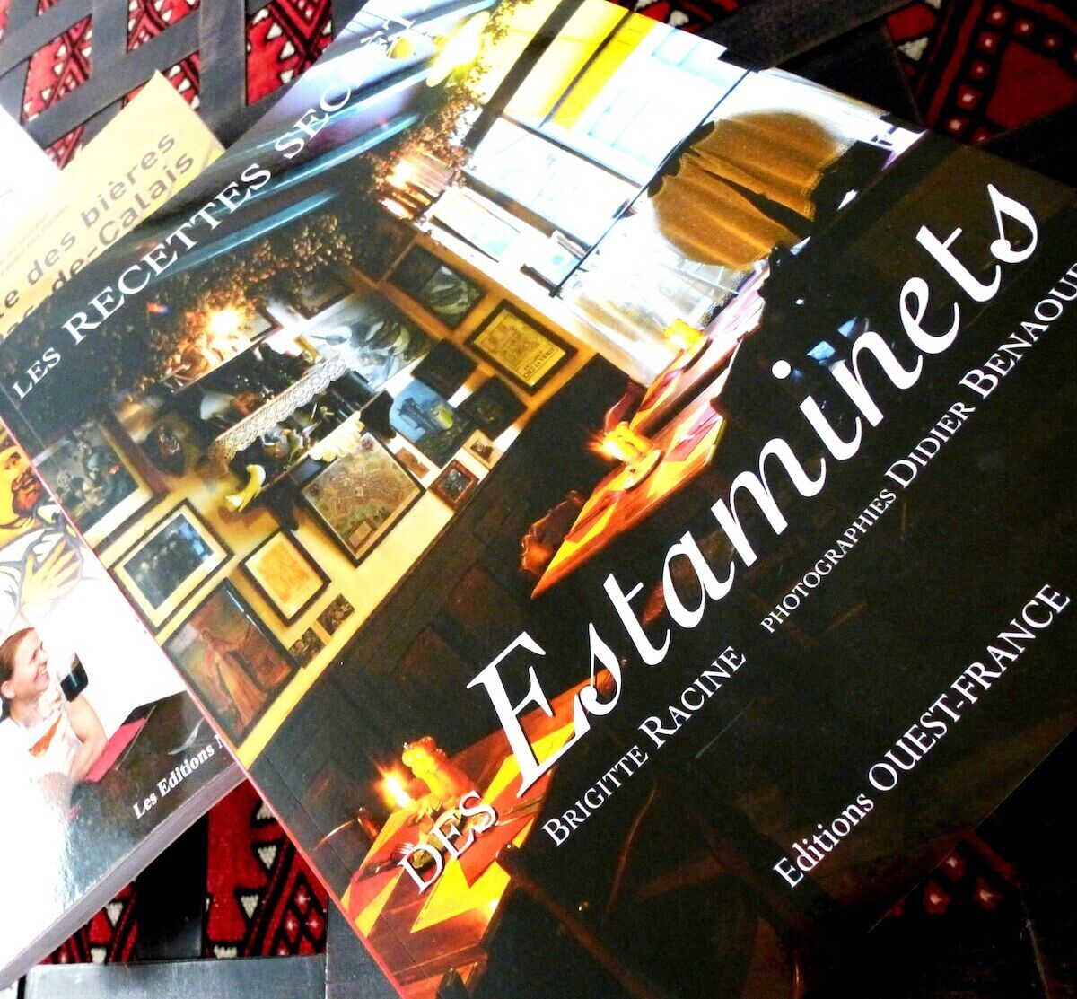 Un livre intitulé « Estaminets » de Brigitte Rance, avec des photographies de Didier Benouaoua.