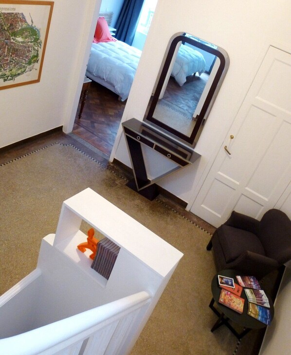 4 habitaciones, tabla de planchar con plancha, cuna de viaje y wifi 