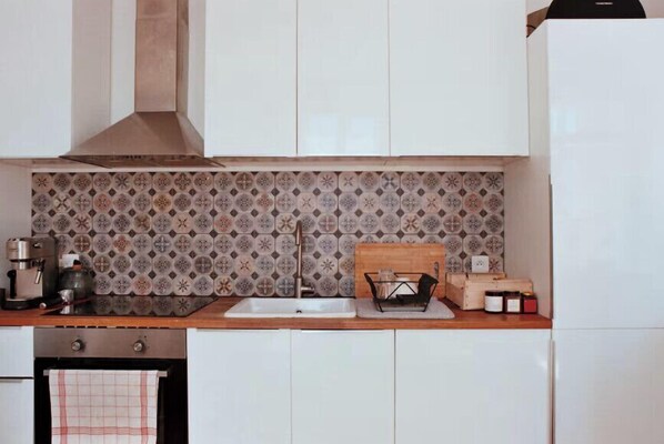 Een koelkast, een oven, een koffiezetapparaat/waterkoker