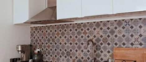 Fridge, oven, coffee/tea maker