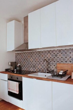 Jääkaappi, uuni, kahvin-/teenkeitin