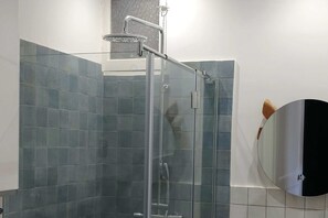 Sèche-cheveux, serviettes fournies