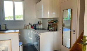 Jääkaappi, uuni, kahvin-/teenkeitin