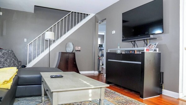 Smart TV, computer monitors - Family-Friendly 4BR – Spacious, Comfortable & Work-Ready (Columbus)