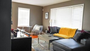 Smart TV, computer monitors - Family-Friendly 4BR – Spacious, Comfortable & Work-Ready (Columbus)