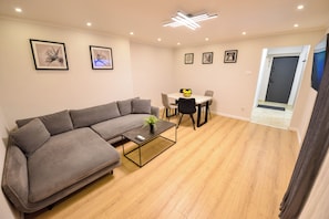 Appartement, 2 chambres, fumeurs, balcon | Salle de séjour