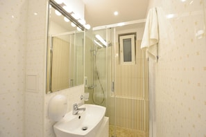 Apartamento, 2 quartos, para fumantes, sacada | Banheiro