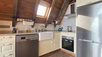 Familjestuga - eldstad - trädgård | Eget kök | Stort kylskåp, ugn, spishäll och diskmaskin