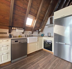 Familjestuga - eldstad - trädgård | Eget kök | Stort kylskåp, ugn, spishäll och diskmaskin