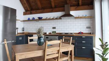 Stort kylskåp, ugn, spishäll och diskmaskin