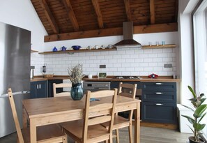 Stort kylskåp, ugn, spishäll och diskmaskin