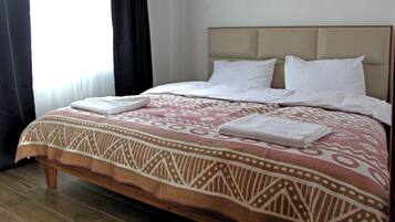 Familjestuga - eldstad - utsikt mot bergen | Individuell inredning, unika möbler och gratis barnsängar