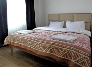 Familjestuga - eldstad - utsikt mot bergen | Individuell inredning, unika möbler och gratis barnsängar