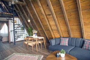 Chalet familiar, chimenea, en el área del jardín | Área de sala de estar | Televisión LCD de 60 pulgadas con canales vía satélite y chimenea 