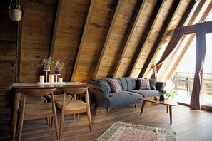 家庭木屋, 壁炉, 花园 | 起居区 | 60-英寸液晶电视（配备卫星频道）、壁炉、加热地板