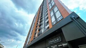 A high-rise building with a sign reading "PARQUE SAN JORGE" and "CLUB RESIDENCIAL". - Luxury Skyline City View KING Bed FREE Pool & Gym (Ciudad de Guatemala)