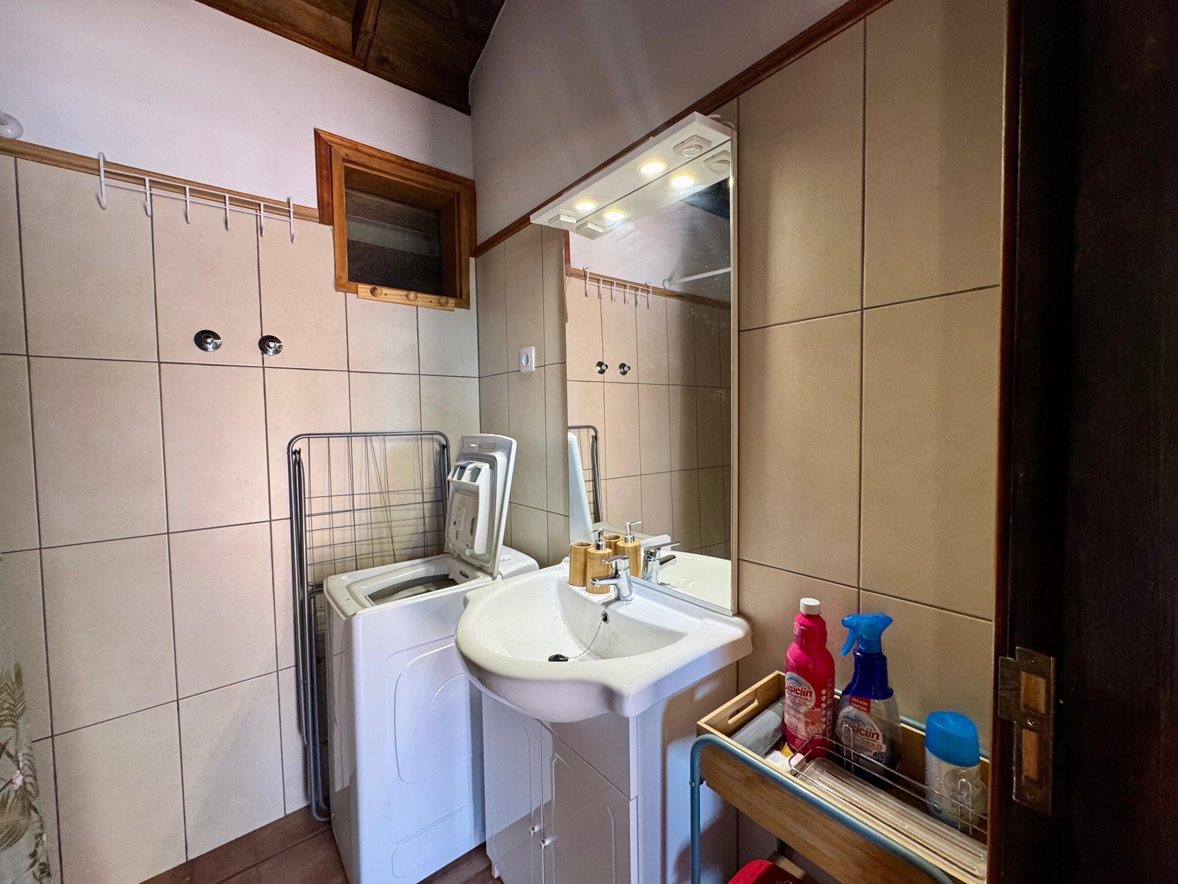Een douche, een haardroger, handdoeken