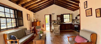 Ferienhaus 'Casa Castro' mit Bergblick, privatem Pool und WLAN