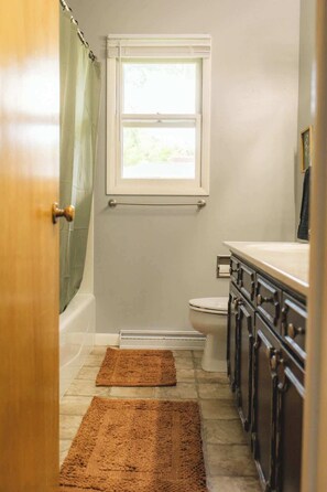 Regadera, secadora de cabello, toallas, jabón 