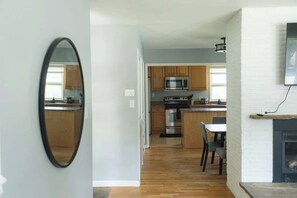 Fridge, microwave, oven, stovetop - 9 Min to Hospitals• 5BR & Workspaces in Quiet Area (Billings)