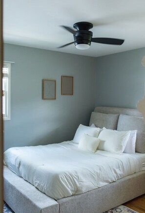 5 bedrooms, desk, travel cot, free WiFi