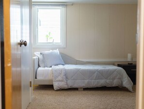 5 bedrooms, desk, travel crib, WiFi