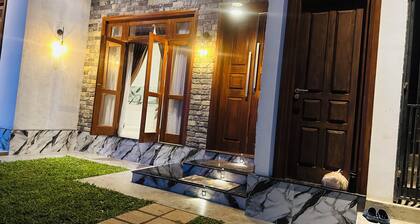 Peaceful villa 3km from Hikkaduwa Beach, surrounded by nature and birdsong.