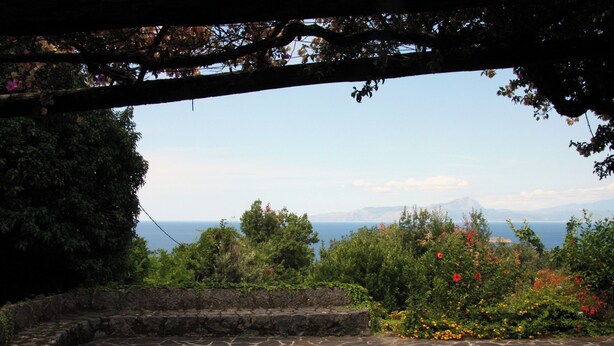A stone patio with a view of the sea and mountains. - Villa Rosa in Marina di Maratea (Marina)