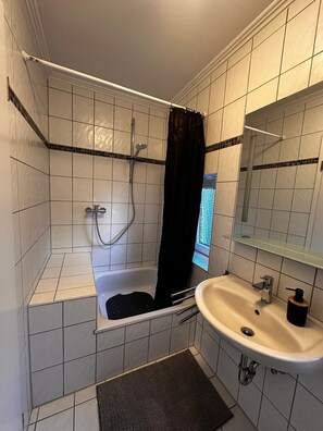 Shower, towels, soap, toilet paper - Rauf And Justyn 5 (Hamburg)