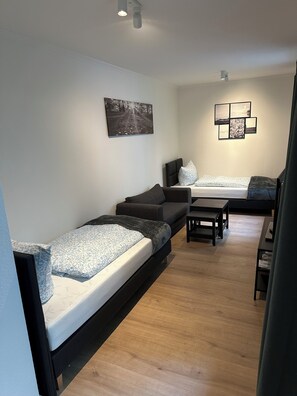 2 habitaciones, tabla de planchar con plancha, wifi y ropa de cama