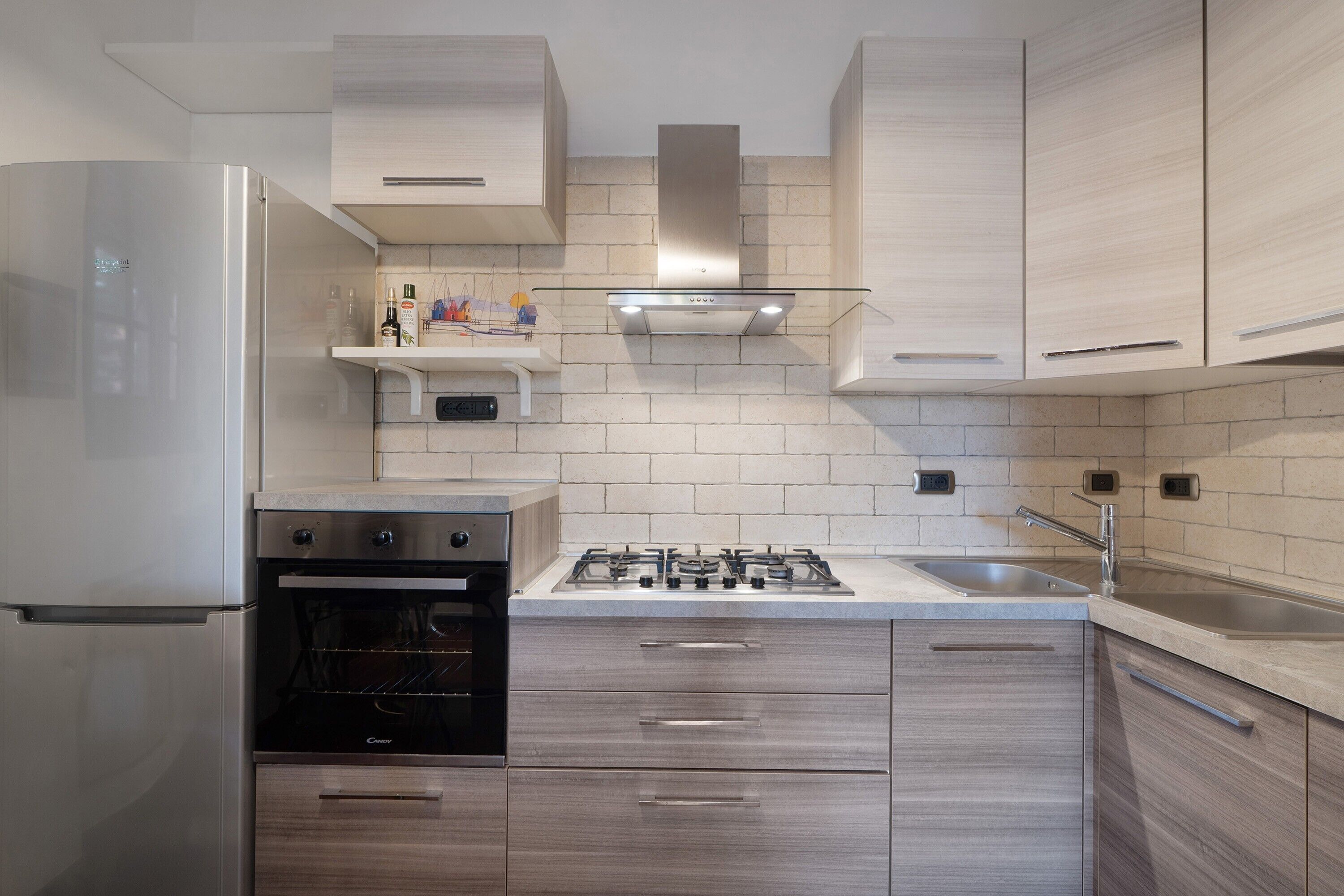 Frigorifero, forno, piano cottura, lavastoviglie